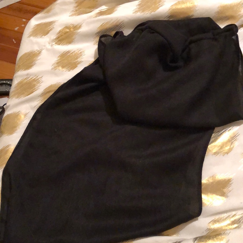 Basic black scarf - Picture 4 of 4
